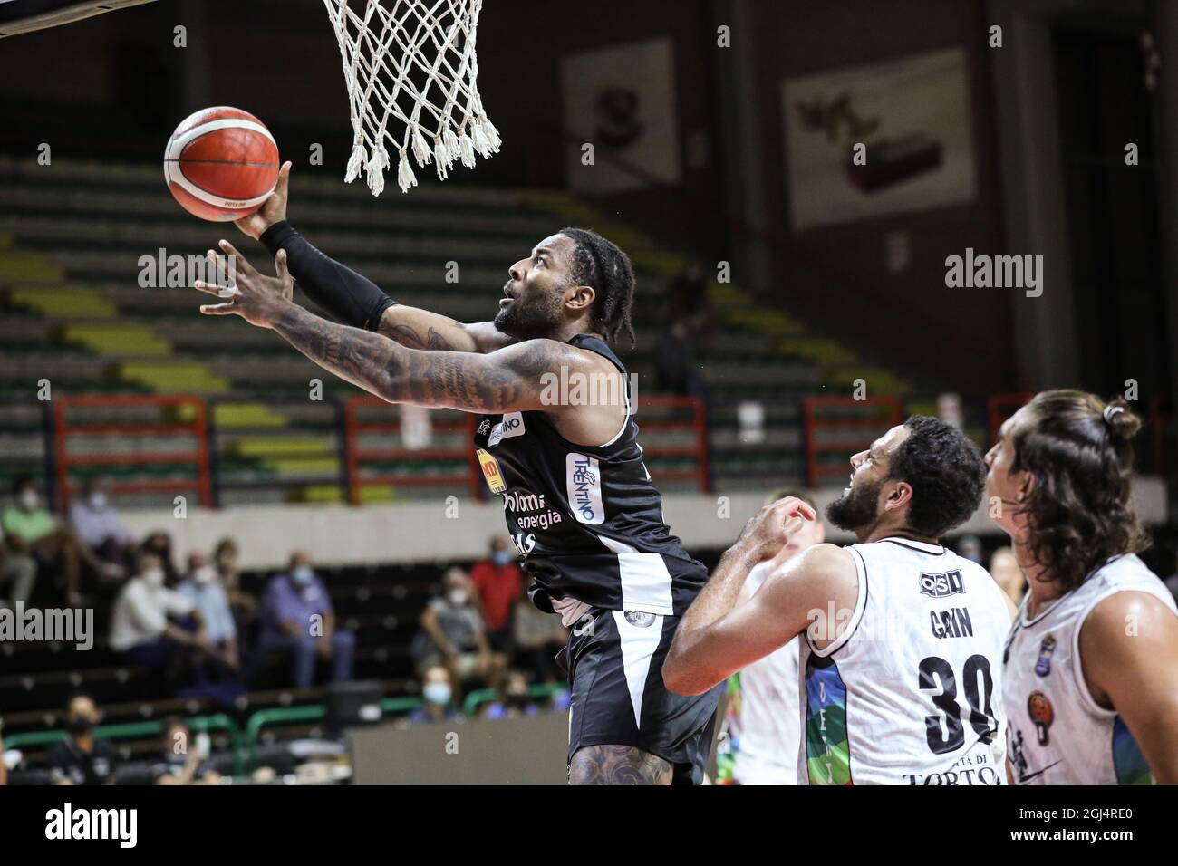 Italien. September 2021. Heimdebüt für das Team Derthona Basket in Supercoppa Discovery vs Trento beim PalaFerraris in Casale. Bertram Tortona vs Dolomiti Energia Trentino 81 - 72. (Foto von Norberto Maccagno/Pacific Press) Quelle: Pacific Press Media Production Corp./Alamy Live News Stockfoto