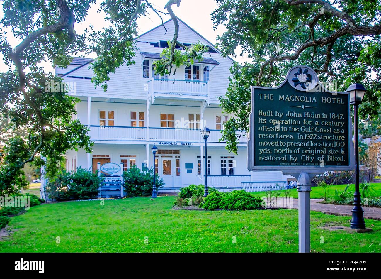 Das Magnolia Hotel ist mit einem historischen Marker am 5. September 2021 in Biloxi, Mississippi, abgebildet. Das historische Hotel wurde für das New Orleans Kaffeehaus gebaut Stockfoto