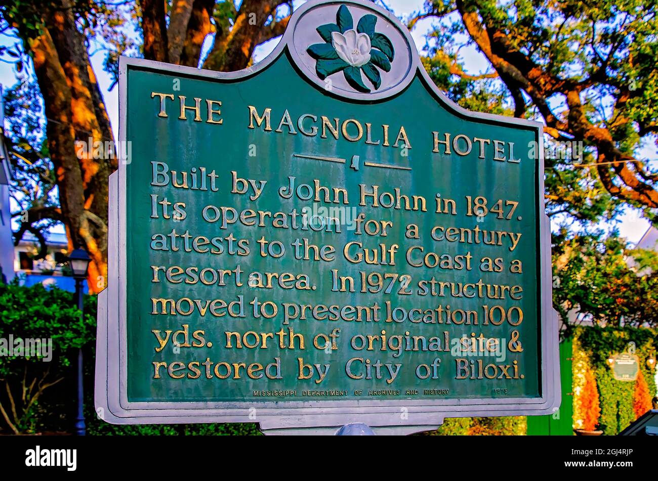 Vor dem Magnolia Hotel am 5. September 2021 in Biloxi, Mississippi, steht eine historische Markierung. Stockfoto