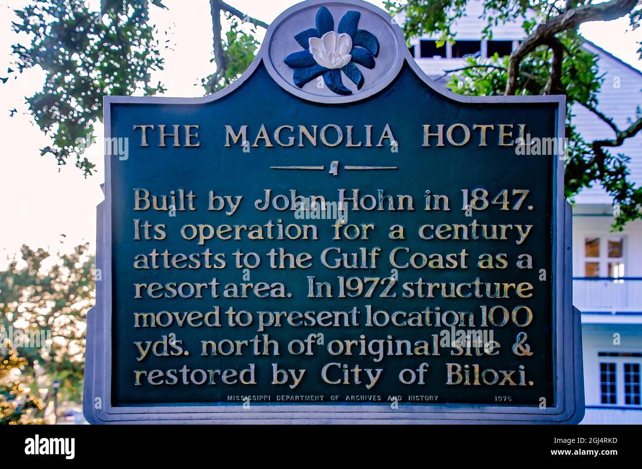 Vor dem Magnolia Hotel am 5. September 2021 in Biloxi, Mississippi, steht eine historische Markierung. Stockfoto