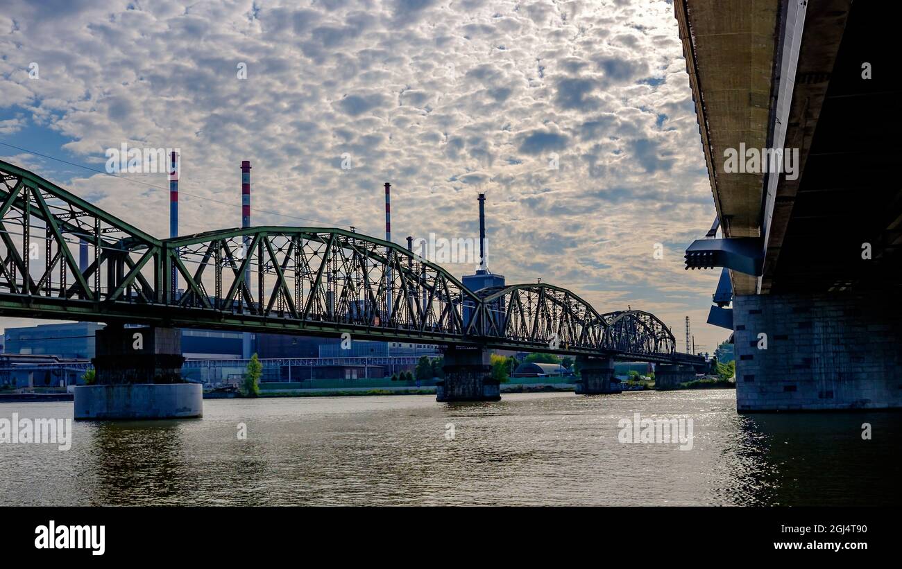 Eisenbahnbrücke über die donau in linz, oberösterreich Stockfoto