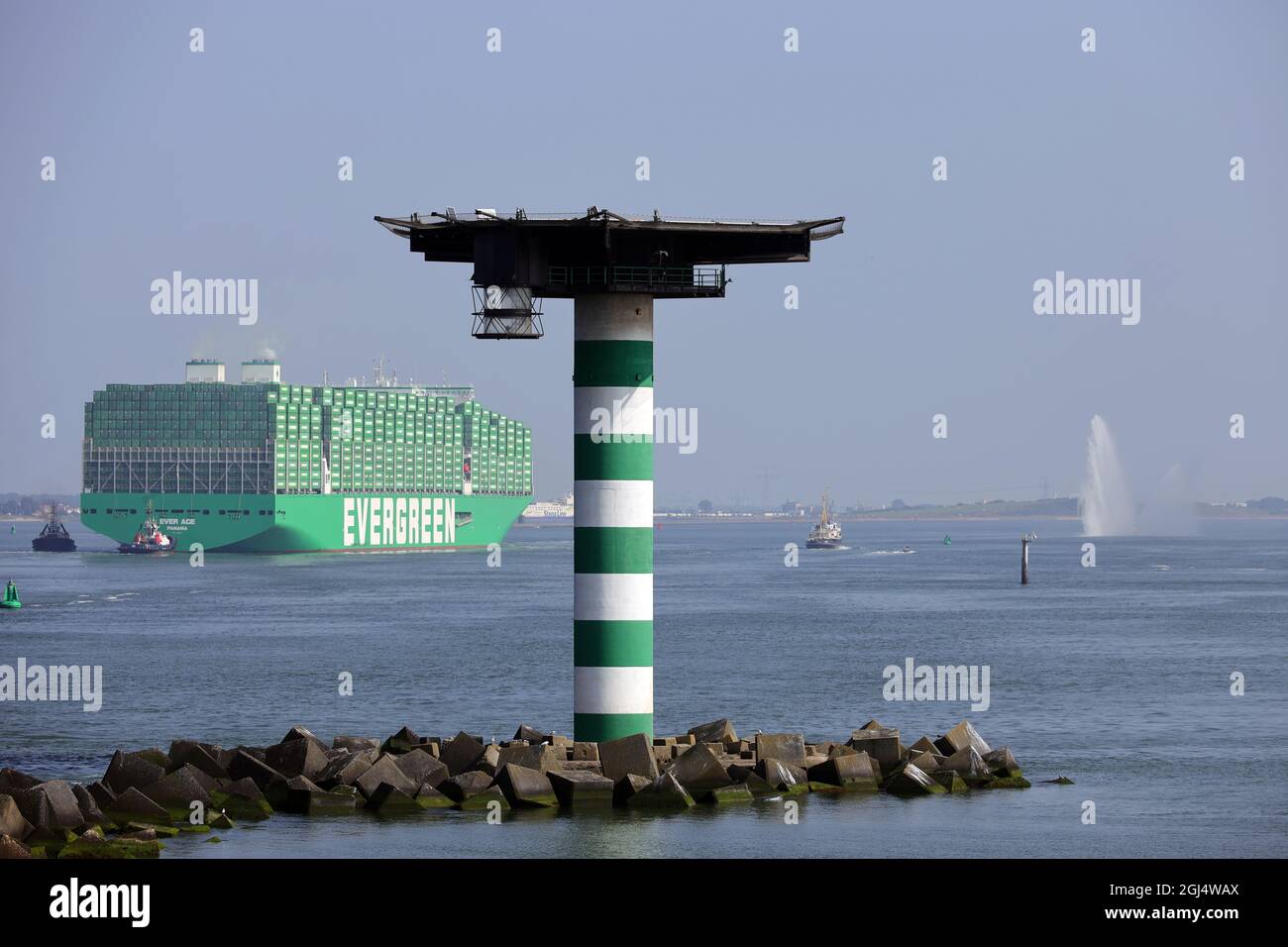 Das Containerschiff Ever Ace wird am 4. September 2021 erstmals den Hafen von Rotterdam erreichen. Stockfoto