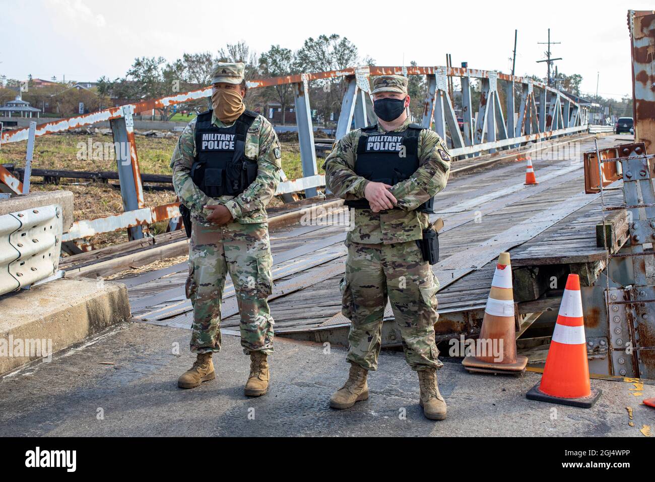 Sgt. Jasmin May, Left, und SPC. John Herring, rechts, beide Militärpolizei, die der 114. Military Police Company, dem 112. Military Police Bataillon, der Mississippi Army National Guard, zugewiesen wurde, steht Wache an einem Sicherheitsposten in Jean Lafitte, Louisiana, 6. September 2021. Die Soldaten sind Teil der Reaktion der Nationalgarde der Mississippi-Armee auf den Orkane Ida in Jefferson Parish, Louisiana, die von der 113. Militärpolizei mit Sitz in Brandon, Mississippi, USA, geleitet wird Foto der Armee-Nationalgarde von Sgt. Jovi Prevot) Stockfoto