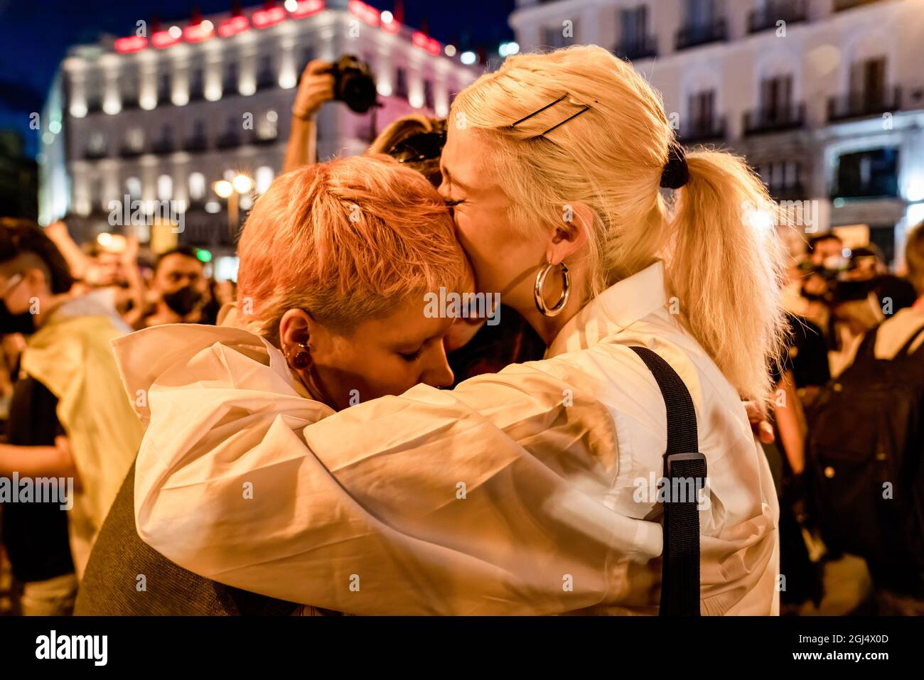Madrid, Spanien. September 2021. Demonstranten werden während der Demonstration gegen die jüngsten homophoben Aggressionen umarmt. Kredit: SOPA Images Limited/Alamy Live Nachrichten Stockfoto