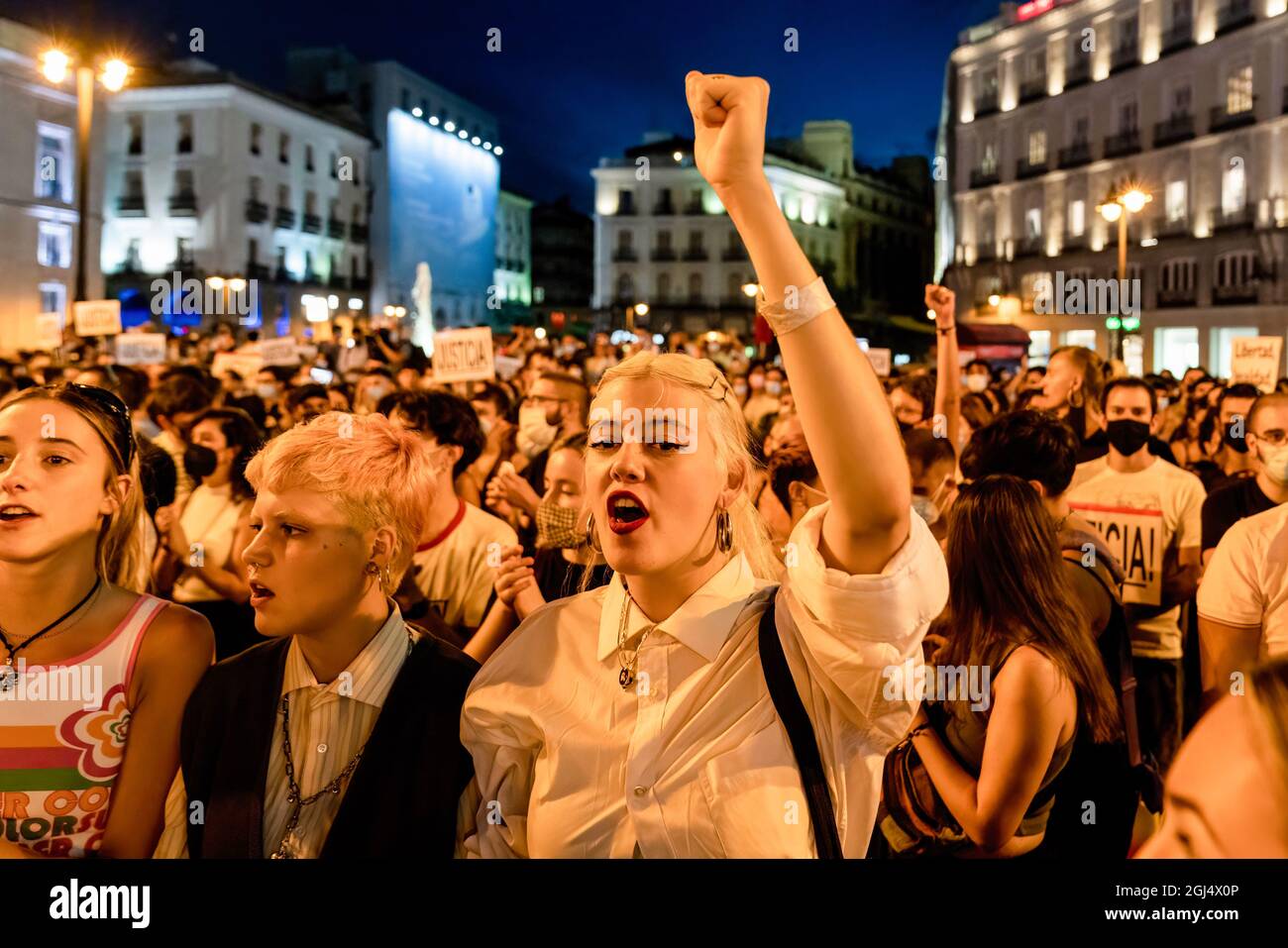 Madrid, Spanien. September 2021. Während der Demonstration gegen die jüngsten homophoben Aggressionen singt ein Protestler Parolen. Kredit: SOPA Images Limited/Alamy Live Nachrichten Stockfoto