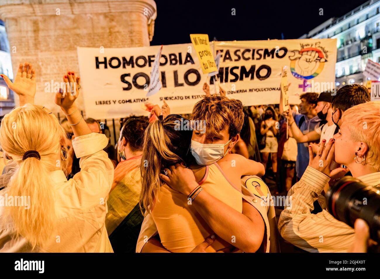 Madrid, Spanien. September 2021. Demonstranten werden während der Demonstration gegen die jüngsten homophoben Aggressionen umarmt. Kredit: SOPA Images Limited/Alamy Live Nachrichten Stockfoto