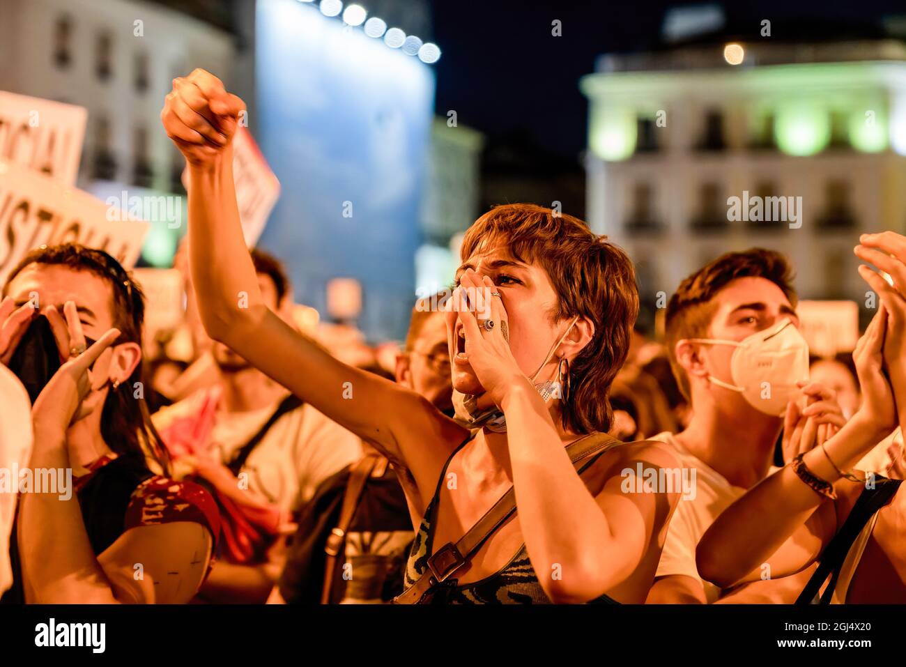 Madrid, Spanien. September 2021. Während der Demonstration gegen die jüngsten homophoben Aggressionen singt ein Protestler Parolen. Kredit: SOPA Images Limited/Alamy Live Nachrichten Stockfoto