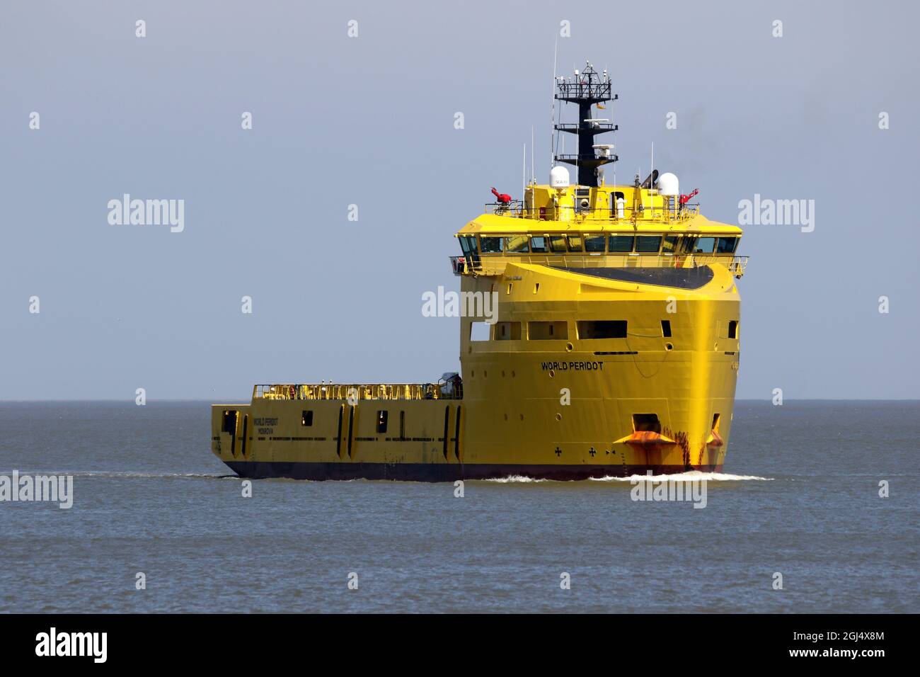 Der Offshore-Anbieter World Peridot wird am 14. Juni 2021 den Hafen von Cuxhaven erreichen. Stockfoto