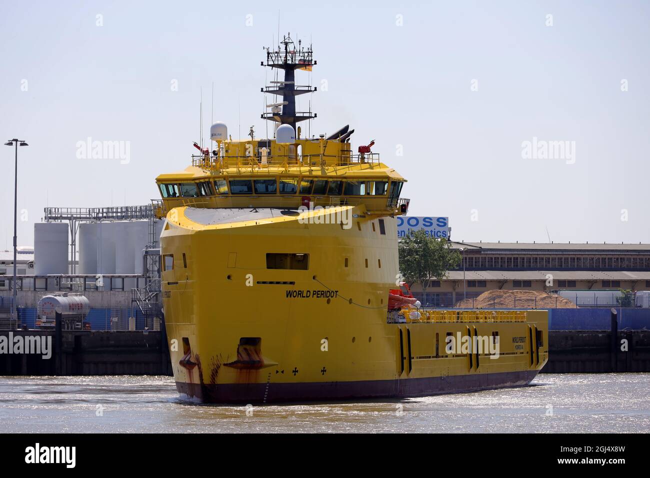 Der Offshore-Anbieter World Peridot wird am 14. Juni 2021 den Hafen von Cuxhaven erreichen. Stockfoto