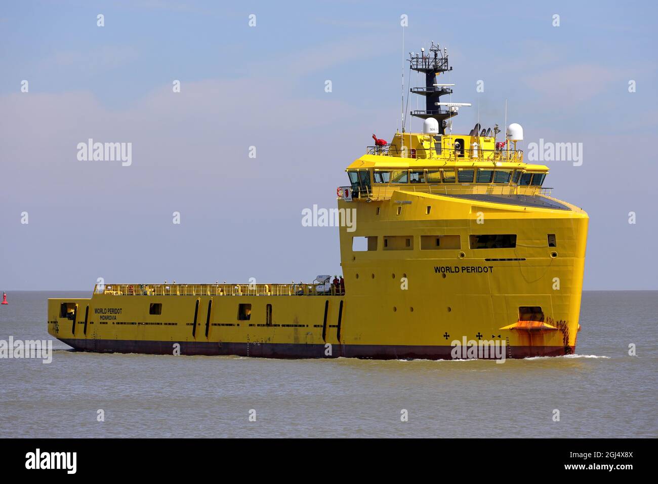 Der Offshore-Anbieter World Peridot wird am 14. Juni 2021 den Hafen von Cuxhaven erreichen. Stockfoto