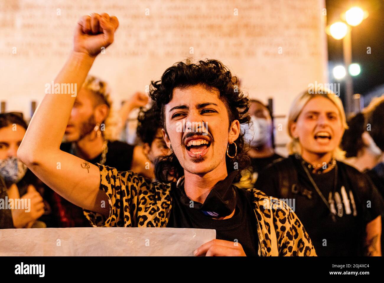 Madrid, Spanien. September 2021. Während der Demonstration gegen die jüngsten homophoben Aggressionen singt ein Protestler Parolen. (Foto von Guillermo Gutierrez Carrascal //Sipa USA) Quelle: SIPA USA/Alamy Live News Stockfoto
