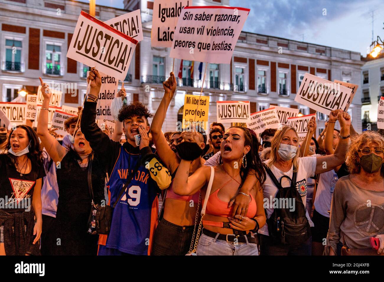 Madrid, Spanien. September 2021. Demonstranten halten Plakate, während sie während der Demonstration gegen die jüngsten homophoben Aggressionen Parolen rufen. (Foto von Guillermo Gutierrez Carrascal //Sipa USA) Quelle: SIPA USA/Alamy Live News Stockfoto