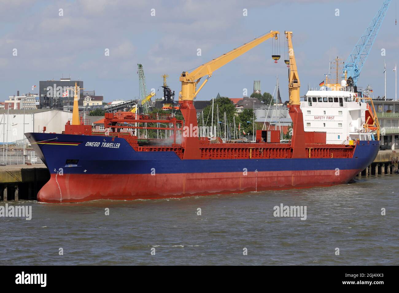 Das Frachtschiff Onego Traveller liegt am 14. Juni 2021 im Hafen von Cuxhaven. Stockfoto