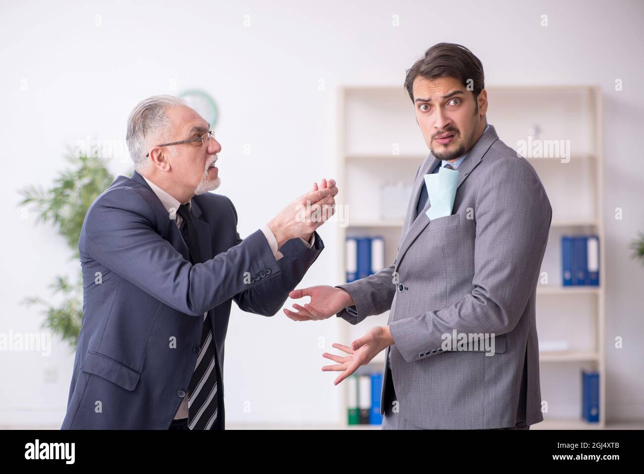 Zwei männliche Buchhalter im Budgetplanungskonzept am Arbeitsplatz Stockfoto