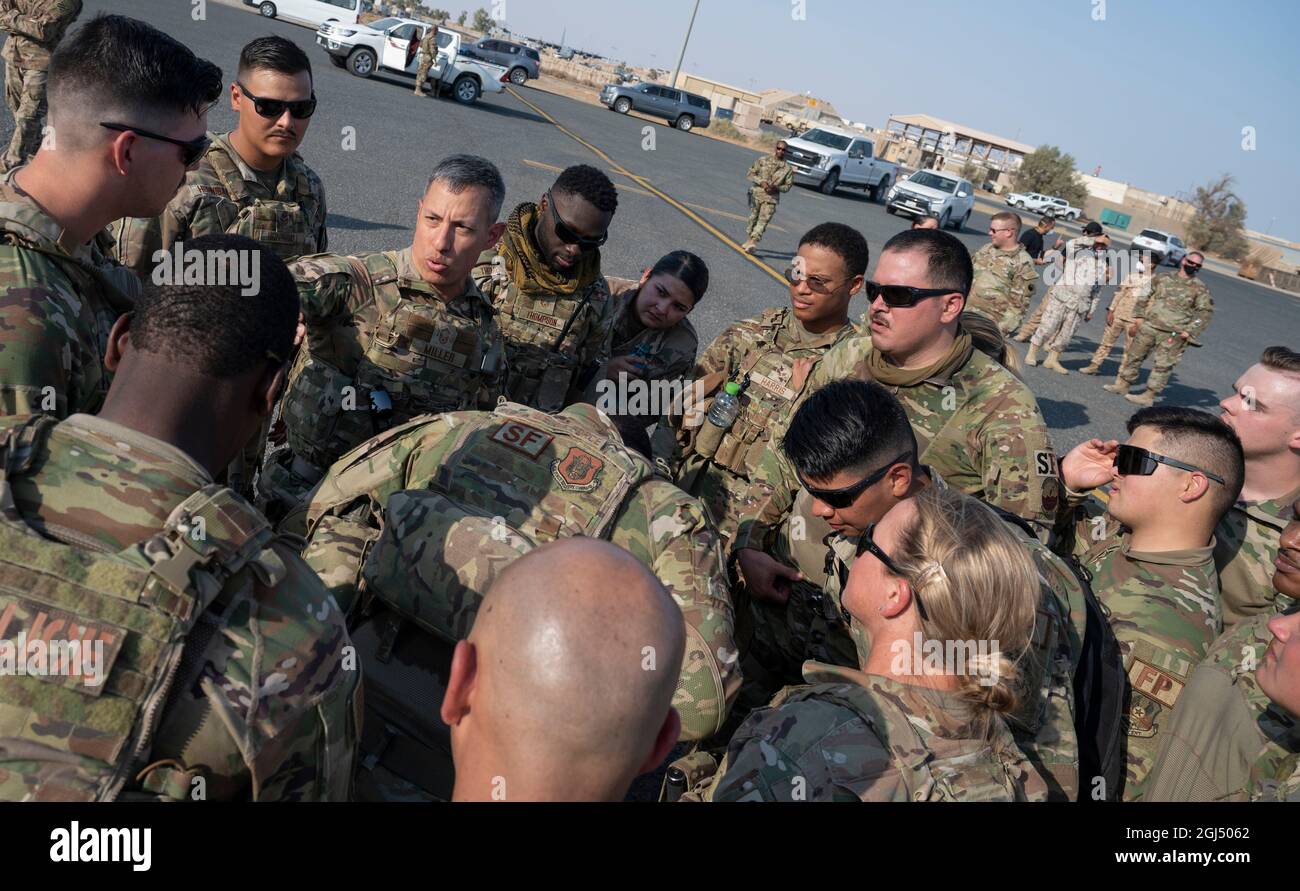 US Air Force Airmen diskutieren Details zur Begleitung von Evakuierten aus Afghanistan aus einem C-17 Globemaster III-Flugzeug auf der Ali Al Salem Air Base, Kuwait, 23. August 2021. Das Verteidigungsministerium hat sich verpflichtet, die Evakuierung amerikanischer Bürger, Visa für Sondereinwanderer und anderer gefährdete Personen aus Afghanistan zu unterstützen. (USA Luftwaffe Foto von Staff Sgt. Daryn Murphy) Stockfoto