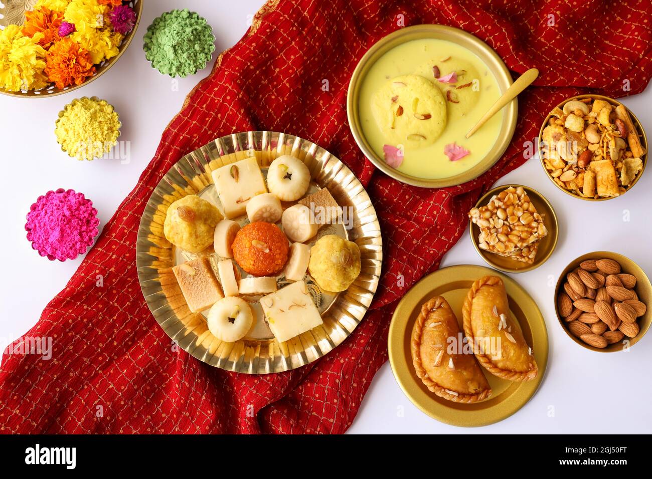 Indische Frau nimmt Diwali Süßigkeiten Gujiya peda barfi Indische süße Dessert mithai Festival Gericht Dussehra Holi ganesh chaturthi RAM navami Durga pooja Stockfoto