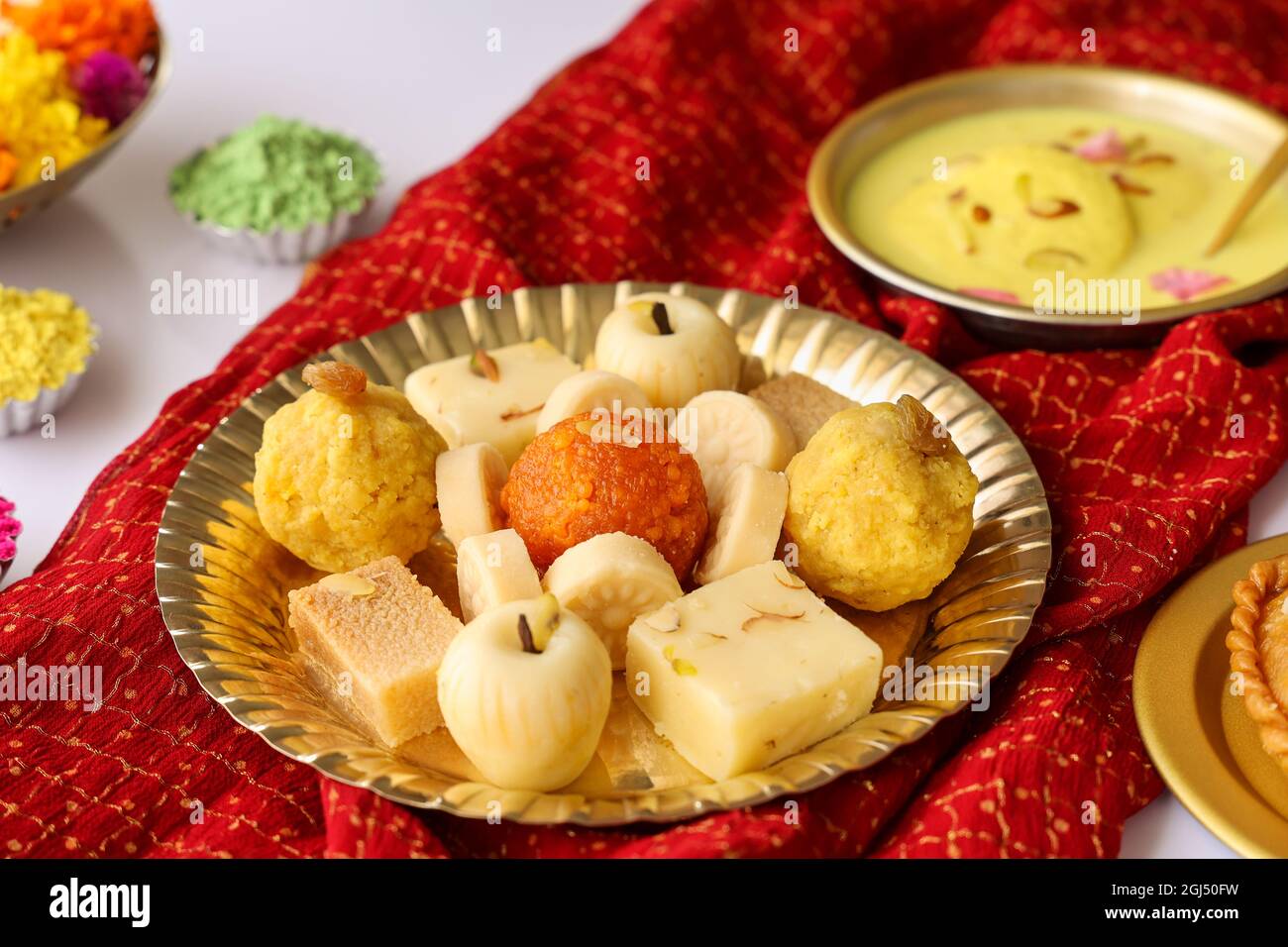 Indische Frau nimmt Diwali Süßigkeiten Gujiya peda barfi Indische süße Dessert mithai Festival Gericht Dussehra Holi ganesh chaturthi RAM navami Durga pooja Stockfoto