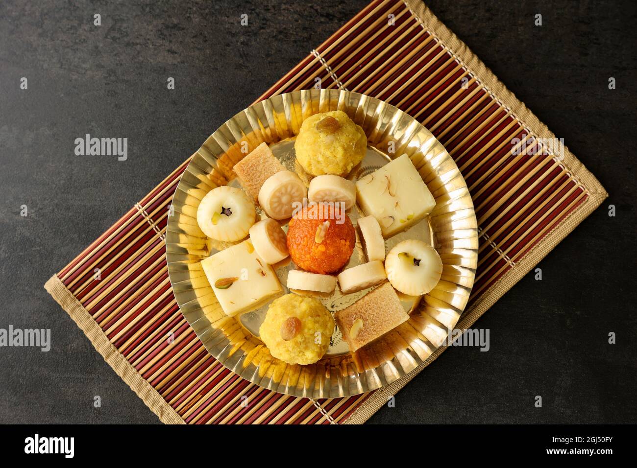 Indische Frau nimmt Diwali Süßigkeiten Gujiya peda barfi Indische süße Dessert mithai Festival Gericht Dussehra Holi ganesh chaturthi RAM navami Durga pooja Stockfoto