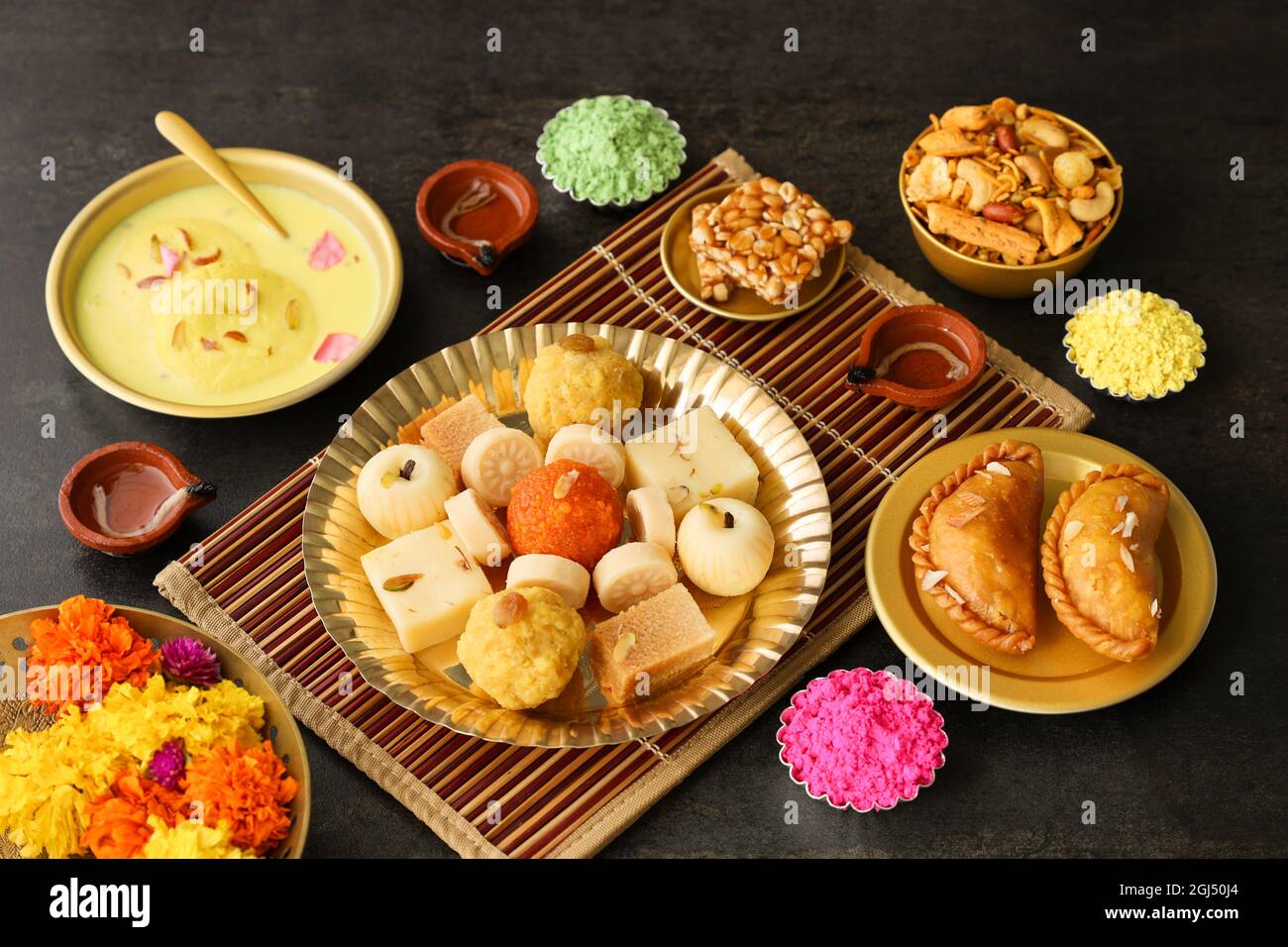 Indische Frau nimmt Diwali Süßigkeiten Gujiya peda barfi Indische süße Dessert mithai Festival Gericht Dussehra Holi ganesh chaturthi RAM navami Durga pooja Stockfoto