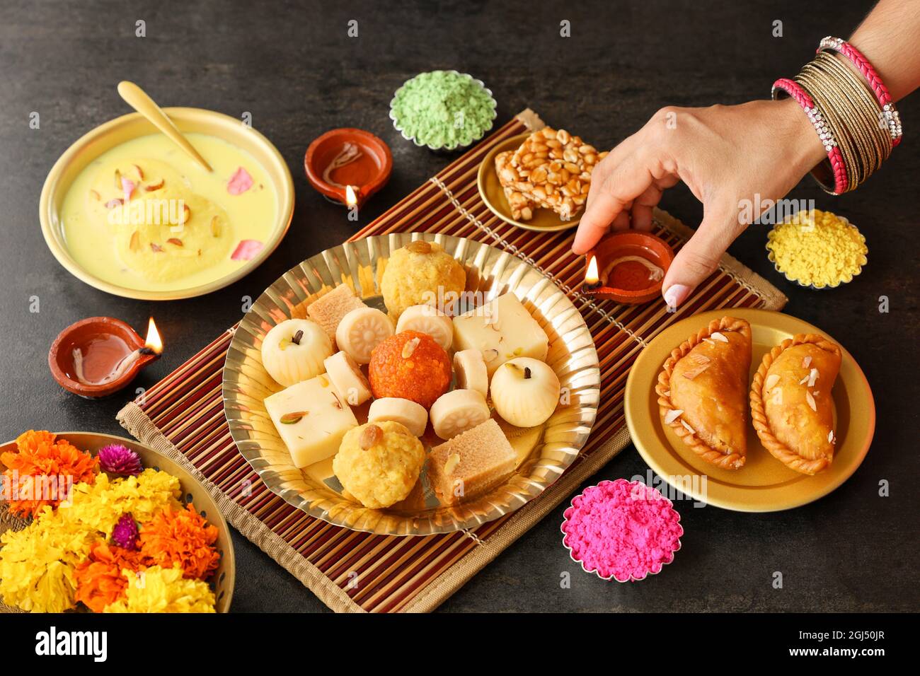 Indische Frau nimmt Diwali Süßigkeiten Gujiya peda barfi Indische süße Dessert mithai Festival Gericht Dussehra Holi ganesh chaturthi RAM navami Durga pooja Stockfoto