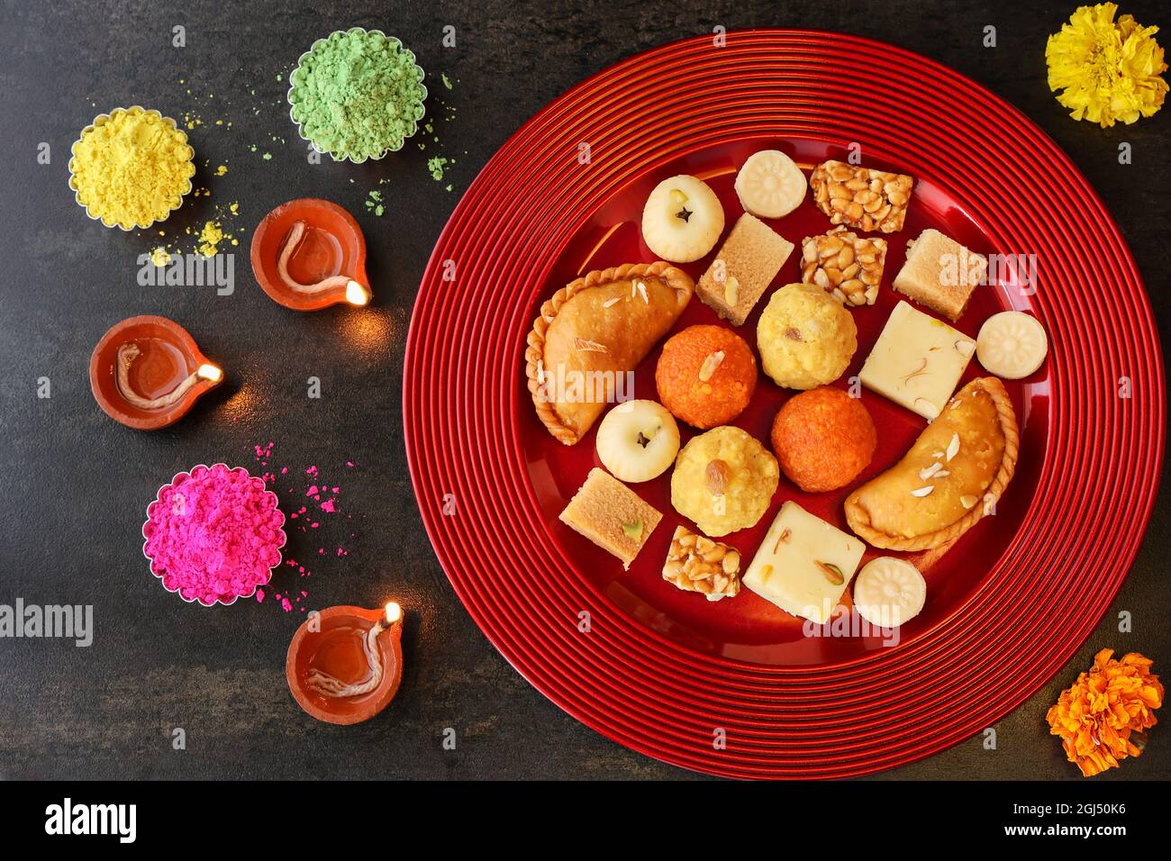 Indische Frau nimmt Diwali Süßigkeiten Gujiya peda barfi Indische süße Dessert mithai Festival Gericht Dussehra Holi ganesh chaturthi RAM navami Durga pooja Stockfoto
