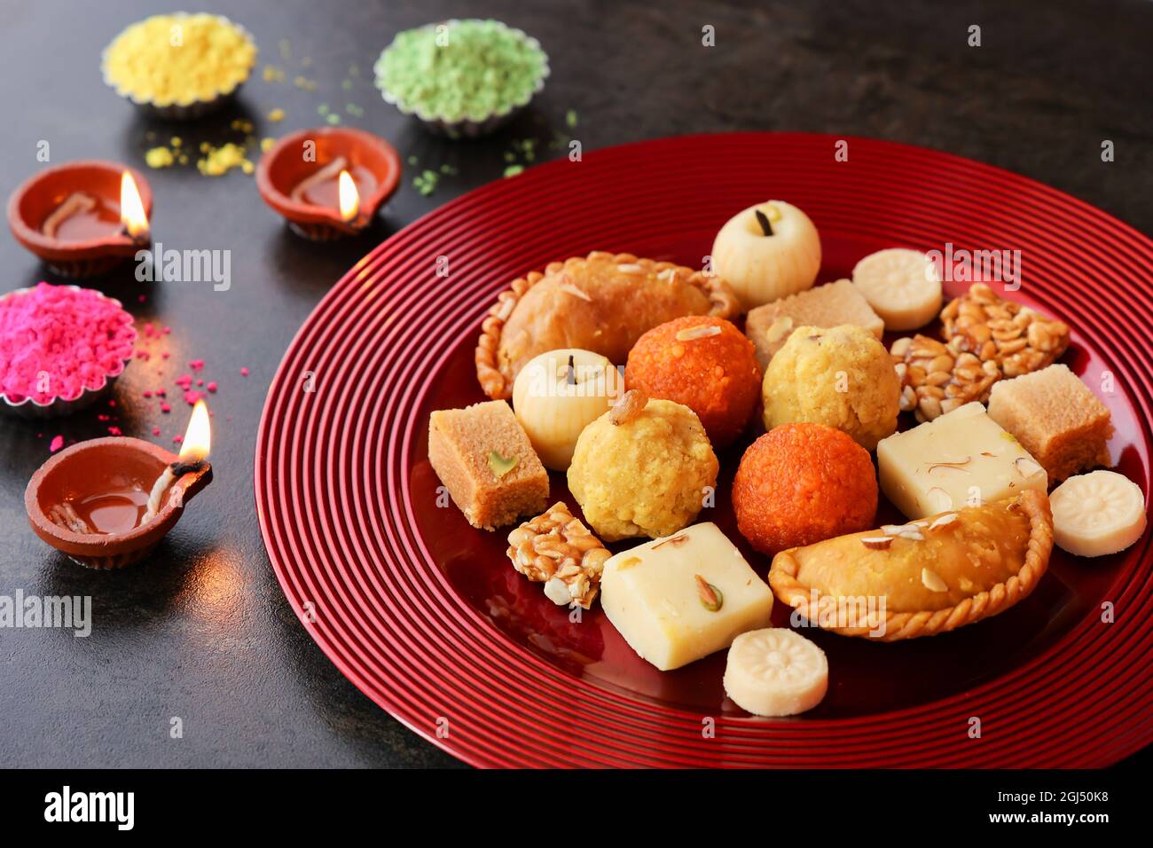 Indische Frau nimmt Diwali Süßigkeiten Gujiya peda barfi Indische süße Dessert mithai Festival Gericht Dussehra Holi ganesh chaturthi RAM navami Durga pooja Stockfoto
