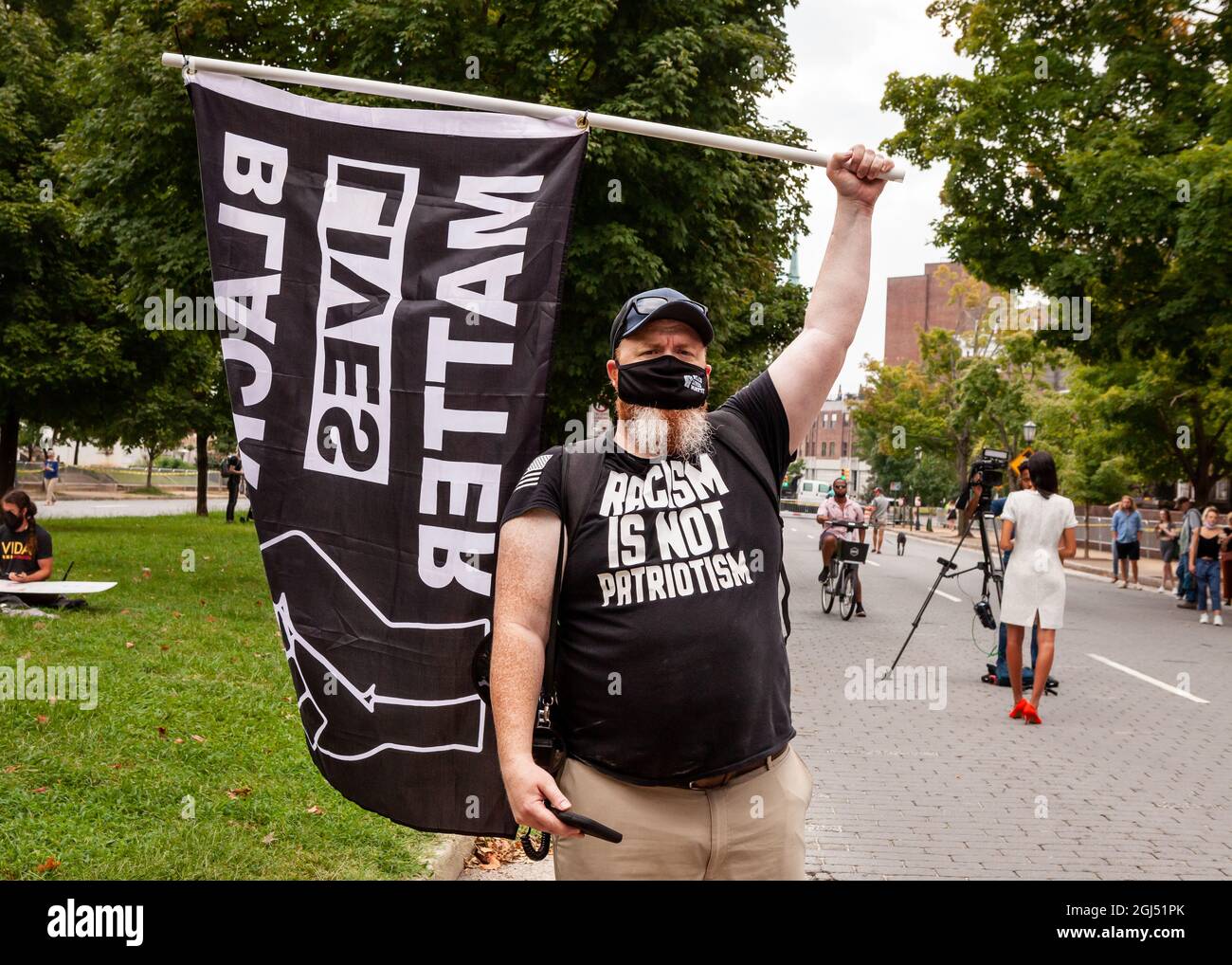 Richmond, VA, USA, 8. September 2021. Im Bild: Russell Tee aus Richmond, Virginia erwartet die Entfernung der Statue des konföderierten Generals Robert E. Lee. Das oberste Gericht von Virginia entschied letzte Woche, dass das sechsstöckige Denkmal entfernt werden könnte. Es muss noch entschieden werden, ob das mit Anti-Rassismus-Graffiti bedeckte Podest angesichts seiner prominenten Rolle beim Anti-Rassismus-Aufstand von 2020 in Richmond entfernt wird. Kredit: Allison Bailey / Alamy Live Nachrichten Stockfoto