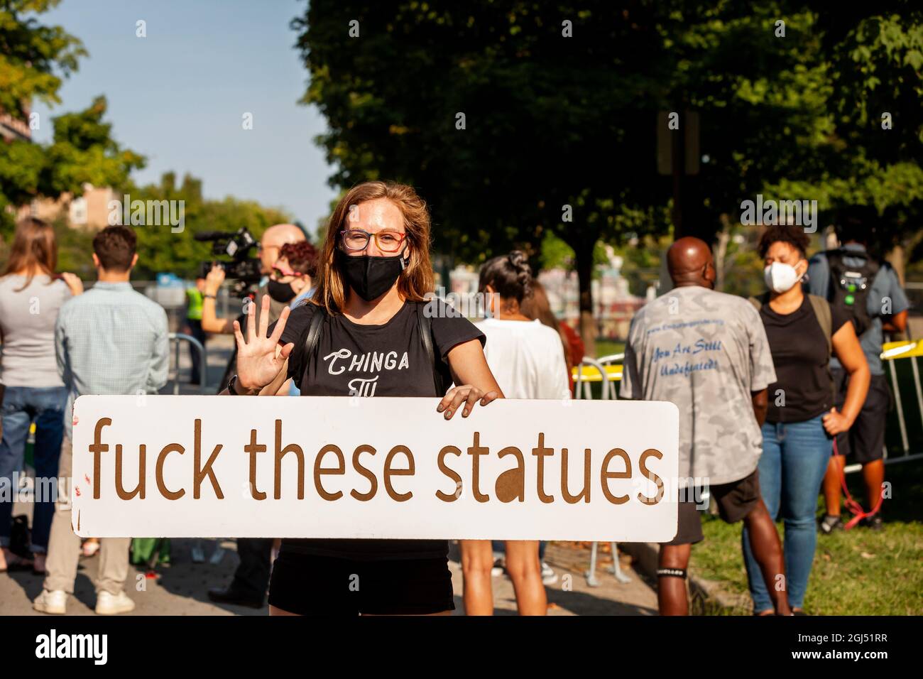Richmond, VA, USA, 8. September 2021. Im Bild: Die Richmond-Aktivistin Emily Gaidowski macht ihre Gefühle über Statuen von konföderierten Figuren bekannt als die Statue des konföderierten Generals Robert E. Lee wird von seinem riesigen Sockel auf der Monument Avenue entfernt. Das oberste Gericht von Virginia entschied letzte Woche, dass das sechsstöckige Denkmal entfernt werden könnte. Es muss noch entschieden werden, ob das mit Anti-Rassismus-Graffiti bedeckte Podest angesichts seiner prominenten Rolle beim Anti-Rassismus-Aufstand von 2020 in Richmond entfernt wird. Kredit: Allison Bailey / Alamy Live Nachrichten Stockfoto
