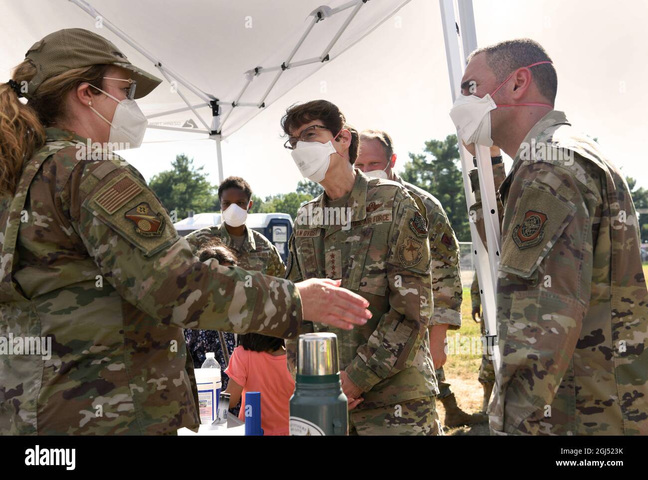 US Air Force LT. Col. Christy Hidy, Stabschef des 138. Fighter Wing (links), gibt eine Einweisung in die Operationen an Gen. Jacqueline Van Ovost, Kommandantin des Air Mobility Command (Mitte) und Chief Master Sgt. Brian Kruzelnick, Kommandochef des Air Mobility Command, 7. September 2021, im Liberty Village, Joint Base McGuire-Dix-Lakehurst, New Jersey, zur Unterstützung der Operation Allies Herzlich Willkommen. Das Verteidigungsministerium stellt über das Northern Command der USA und zur Unterstützung des Heimatschutzministeriums Transport, vorübergehende Unterbringung, medizinische Vorsorgeuntersuchungen und allgemeine Unterstützung für mindestens 50 Stockfoto
