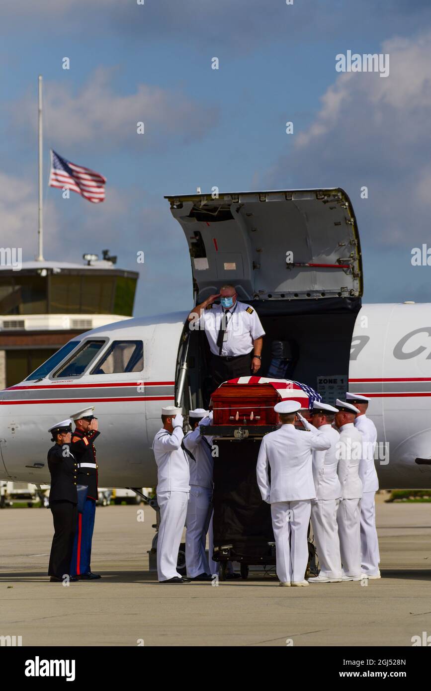 210908-N-AT101-6578 (Sept 8, 2021) CLEVELAND, Ohio – ein Ehrendetail der Matrosen der US-Marine ehrt die Überreste des Hospital Corpsman 3rd Class Maxton W. Soviak, einer gebürtigen Berlinerin in Heights, Ohio, am 8. September 2021 auf dem Cleveland Hopkins International Airport. Soviak, der am 26. August während eines Angriffs auf das Abbey Gate des Hamid Karzai International Airport in Kabul, Afghanistan, während er die Operation Allies Refuge unterstützte, getötet wurde, erhielt das Abzeichen Purple Heart and Fleet Marine Force Corpsman für seinen mutigen Dienst, während er mit dem 1. Marine Regiment in Afghanistan eingesetzt wurde, März Stockfoto