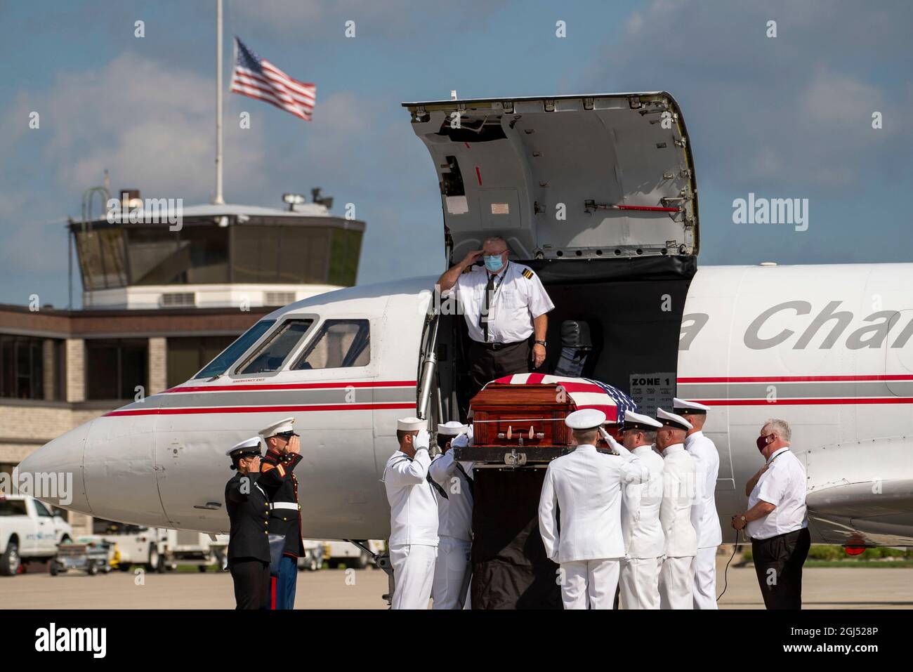 210908-N-AT101-6584 (Sept 8, 2021) CLEVELAND, Ohio – ein Ehrendetail der Matrosen der US-Marine ehrt die Überreste des Hospital Corpsman 3rd Class Maxton W. Soviak, einer gebürtigen Berlinerin in Heights, Ohio, am 8. September 2021 auf dem Cleveland Hopkins International Airport. Soviak, der am 26. August während eines Angriffs auf das Abbey Gate des Hamid Karzai International Airport in Kabul, Afghanistan, während er die Operation Allies Refuge unterstützte, getötet wurde, erhielt das Abzeichen Purple Heart and Fleet Marine Force Corpsman für seinen mutigen Dienst, während er mit dem 1. Marine Regiment in Afghanistan eingesetzt wurde, März Stockfoto