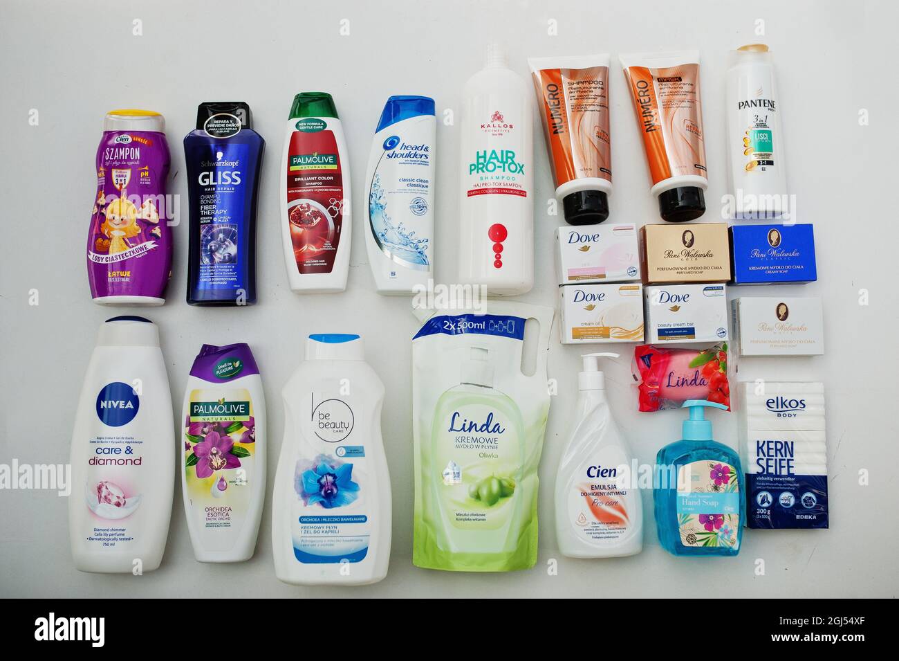 Kiew, Ukraine - September 9 2021: Shampoos und Seifen Stockfoto Kiew, Ukraine - September 9 2021: Shampoos und Seifen Stockfoto