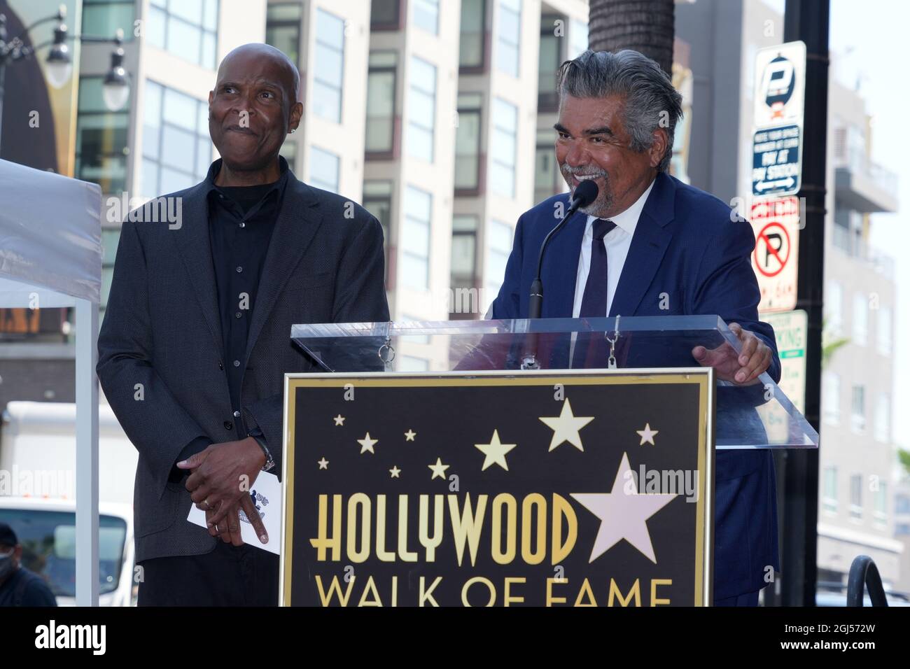 Radiomoderatorin Kurt Alexander aka Big Boy (links) hört George Lopez zu und spricht bei einer Zeremonie, bei der Alexander auf dem Hollywood Walk mit einem Stern geehrt wird Stockfoto