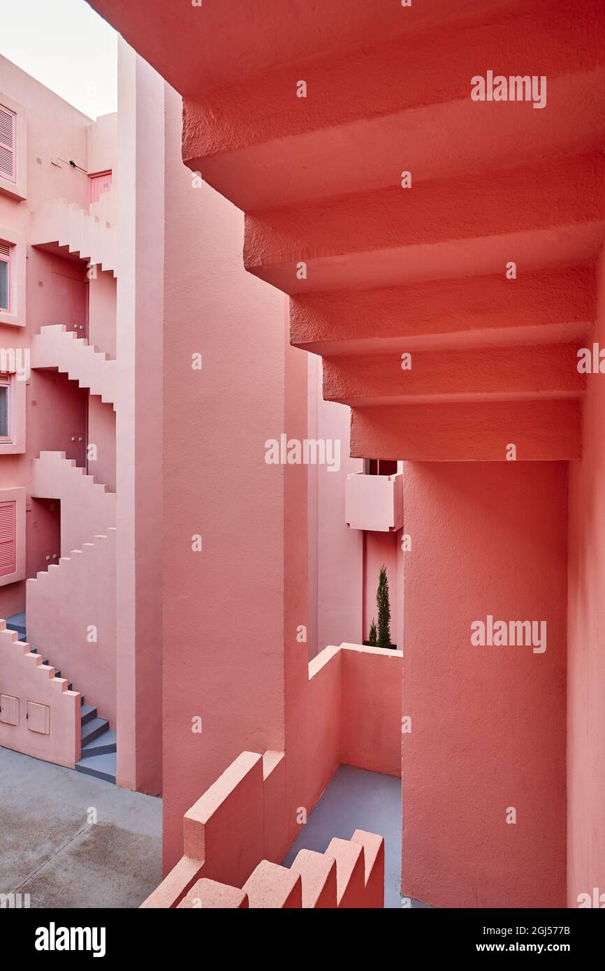 Geometrische Gebäudestruktur in rosa Tönen. Calpe, Spanien Stockfoto