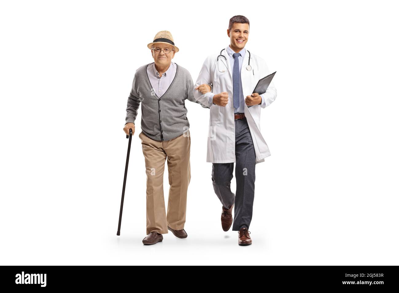 Junger männlicher Arzt, der mit einem älteren männlichen Patienten auf weißem Hintergrund isoliert geht Stockfoto