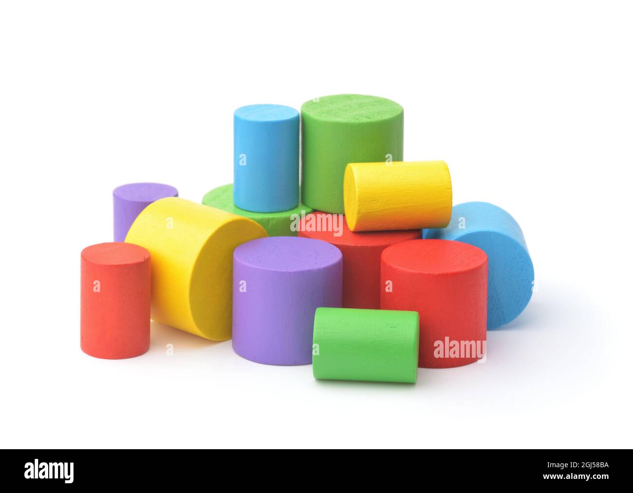 Gruppe von bunten hölzernen Spielzeugzylindern auf weiß isoliert Stockfoto
