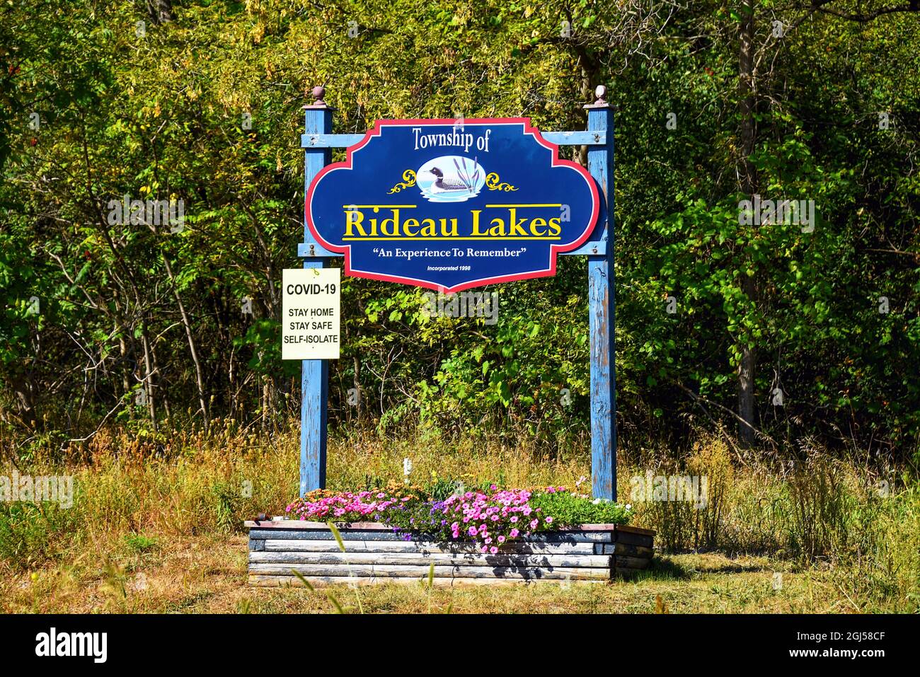 Rideau Lakes, Kanada - 4. September 2021: Willkommen in Rideau Lakes, einer kleinen Stadt im Osten von Ontario, mit einem Schild über Covid-19 Vorsichtsmaßnahmen. Stockfoto