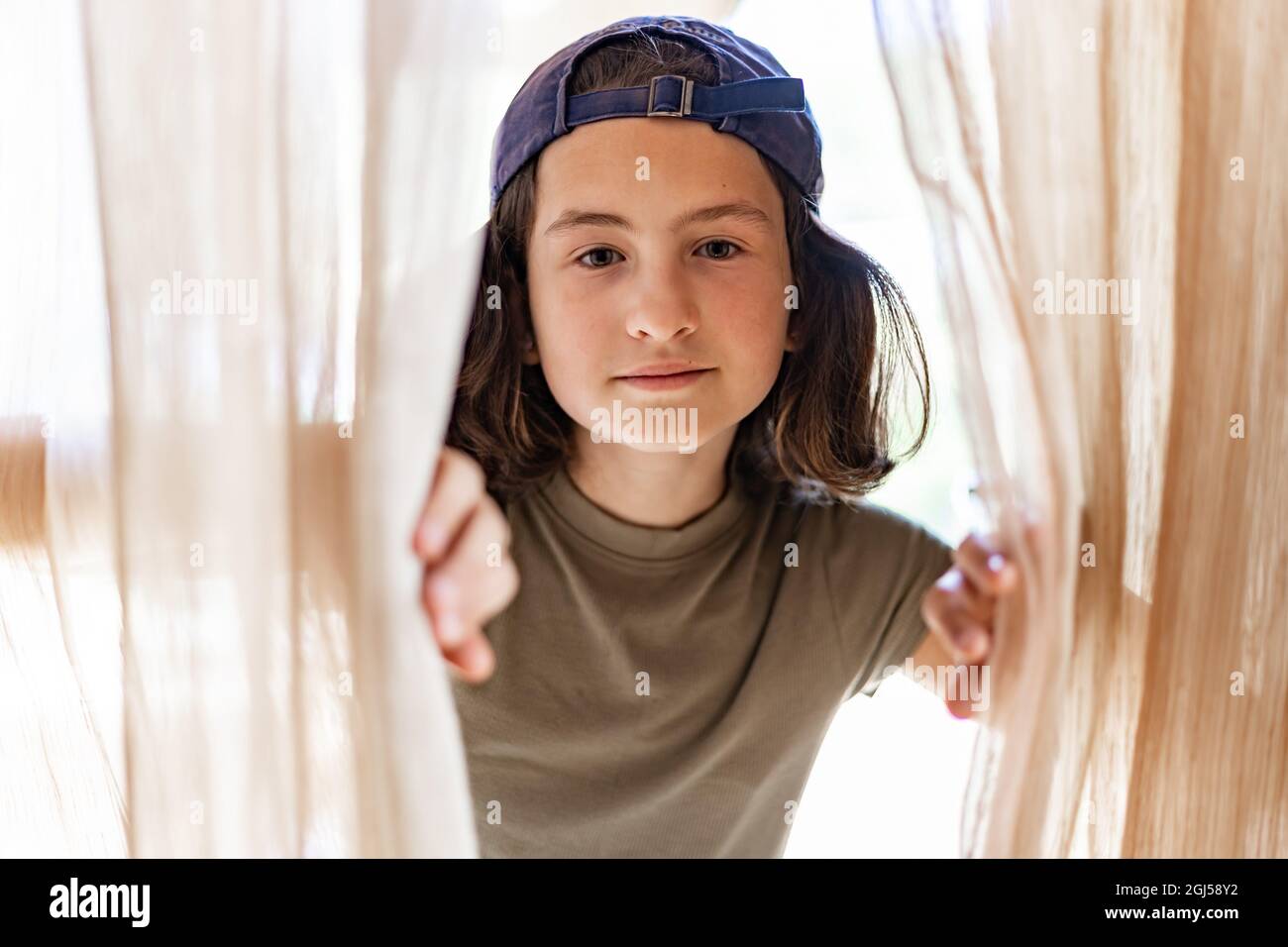 Sommerportrait eines jungen hübschen Mädchens in einer gedrehten Baseballmütze. Fröhlich teen brünette Mädchen. Nahaufnahme. Lifestyle-Fotografie. Blick auf die Kamera Stockfoto