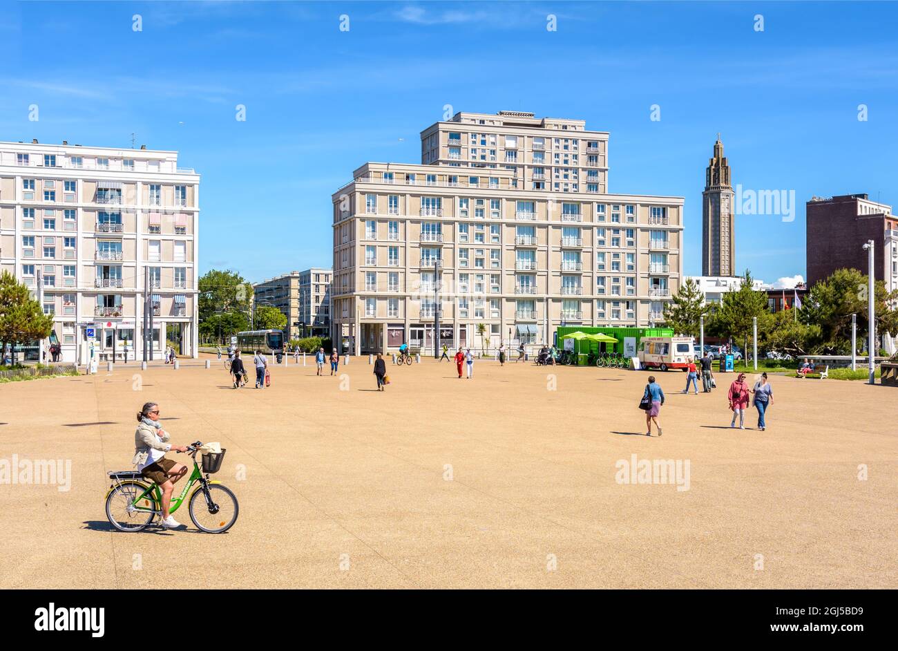 Le Havre, Frankreich - 11. Juni 2021: Menschen, die auf der Promenade am westlichen Ende der Foch Avenue spazieren oder mit dem Fahrrad fahren, mit der Residenz "Porte Oceane" Stockfoto