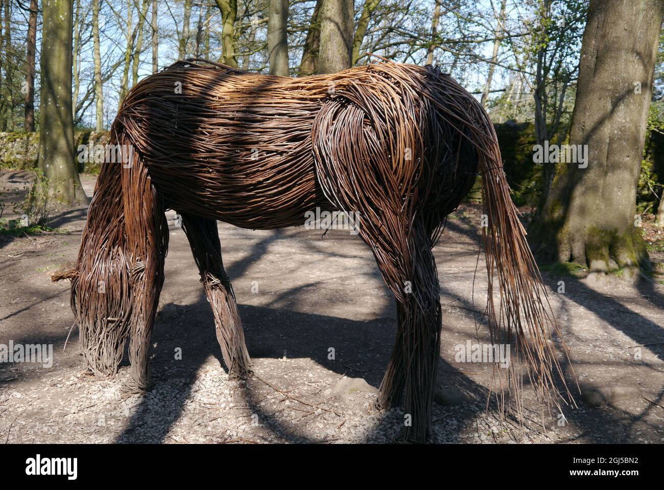 Weidenskulptur der Pferdefütterung 'The Stalking Horse' von Anna und The Willow, Skipton Woods, Skipton, North Yorkshire, England, UK. Stockfoto