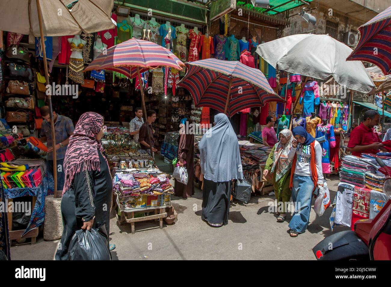 Ein geschäftiger Teil des Khan el-Khalili Bazaar in Kairo in Ägypten, der Souvenirs, Taschen und Kleidung verkauft. Stockfoto