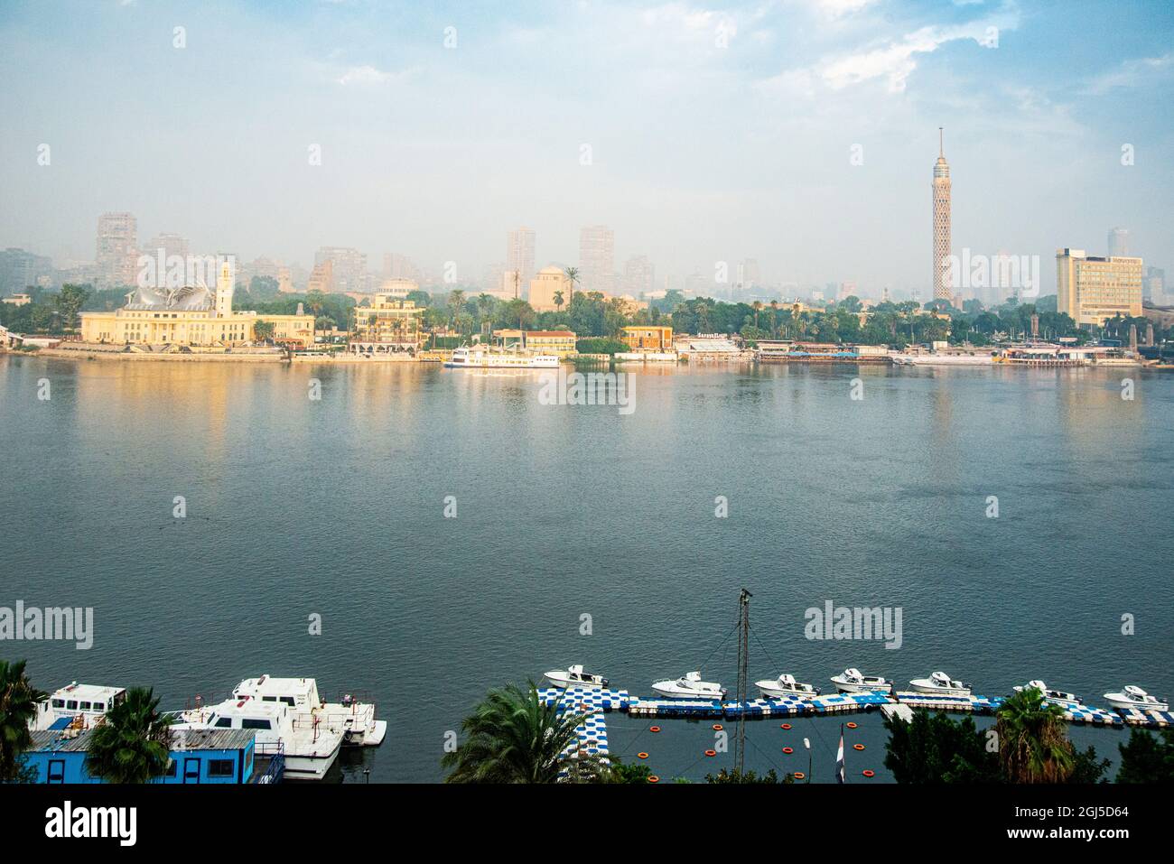 Nilexpedition, Niederägypten, Blick am frühen Morgen auf den Nil, die Insel Al Jazeera und das Westjordanland vom 8. Stock des Kempinski Hotels Stockfoto