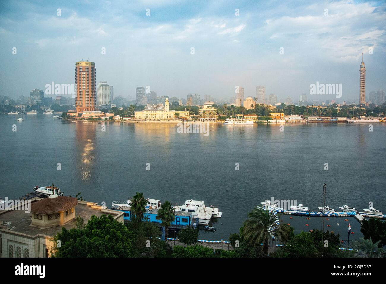 Nilexpedition, Niederägypten, Blick am frühen Morgen auf den Nil, die Insel Al Jazeera und das Westjordanland vom 8. Stock des Kempinski Hotels Stockfoto