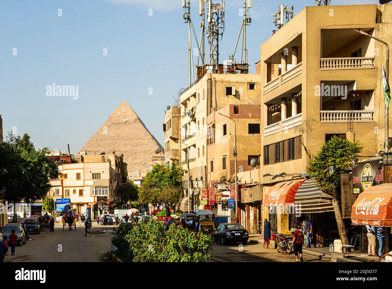 Nilexpedition, Unterägypten, Gizeh (am Westufer des Nils). Moderne Streetscene mit alter Gizeh-Pyramide im Hintergrund Stockfoto