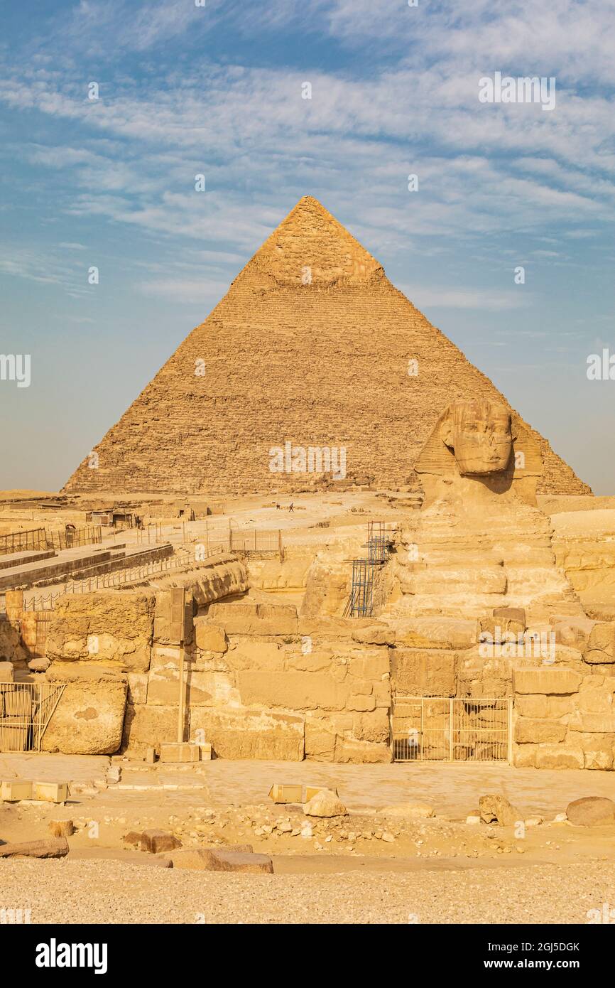 Afrika, Ägypten, Kairo. Giza Plateau. Große Sphinx von Gizeh vor der Pyramide der Khafre. Stockfoto