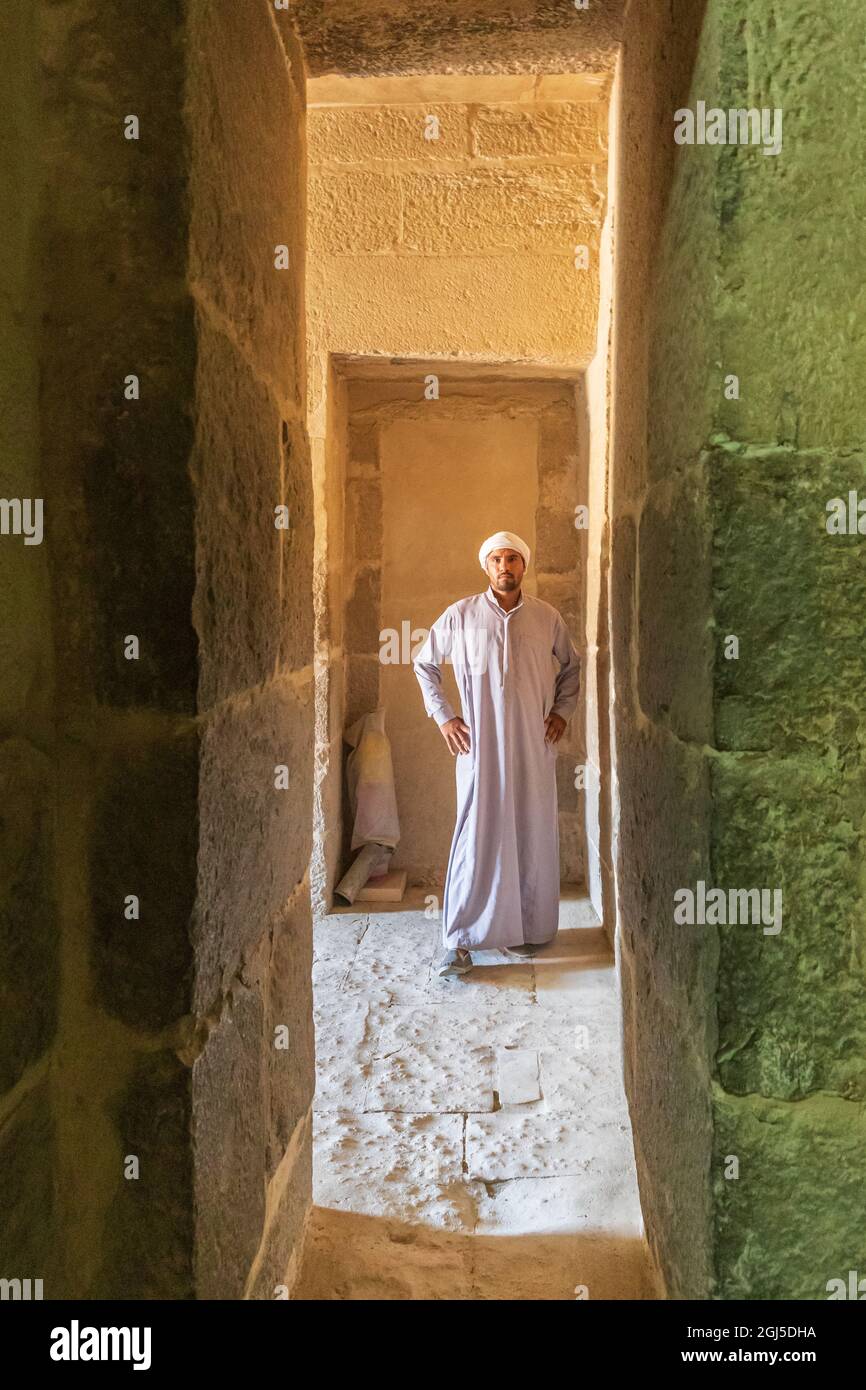 Afrika, Ägypten, Saqqara. 4. Oktober 2018. Wache bei einem Tempel in der Nekropole von Saqqara. (Nur Für Redaktionelle Zwecke) Stockfoto