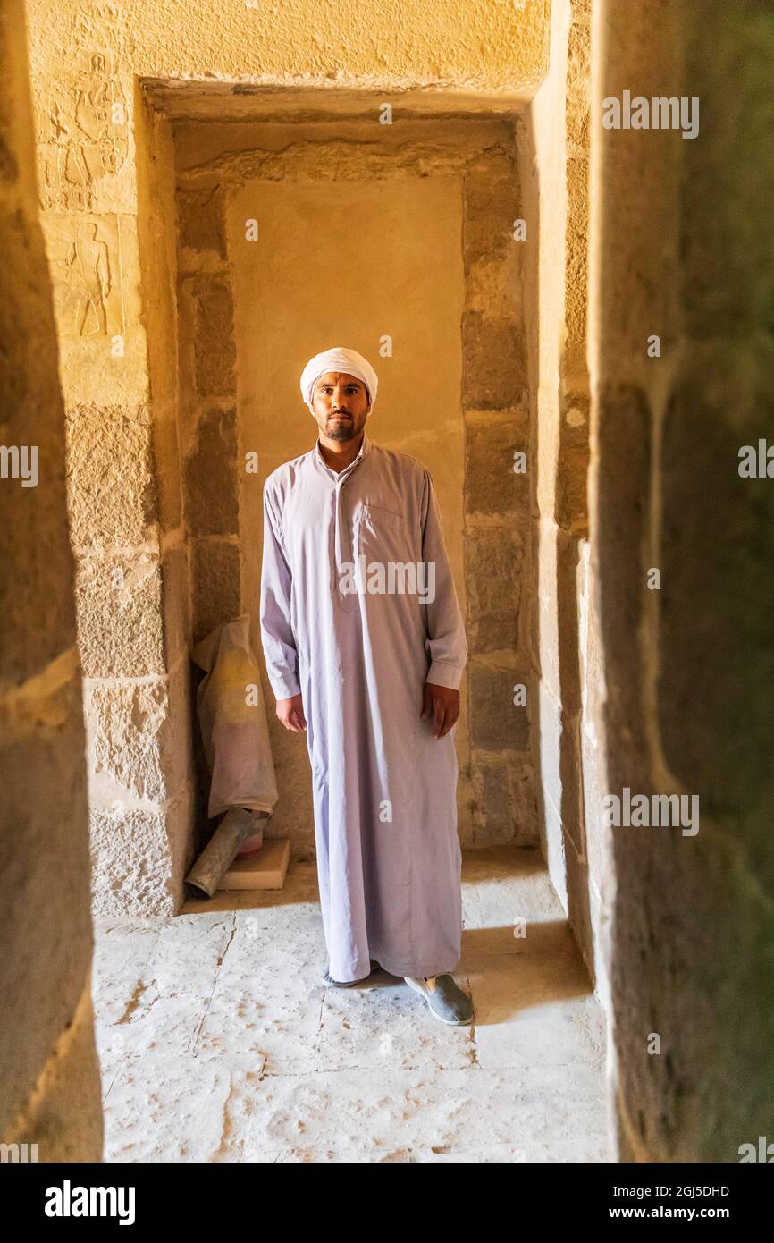 Afrika, Ägypten, Saqqara. 4. Oktober 2018. Wache bei einem Tempel in der Nekropole von Saqqara. (Nur Für Redaktionelle Zwecke) Stockfoto