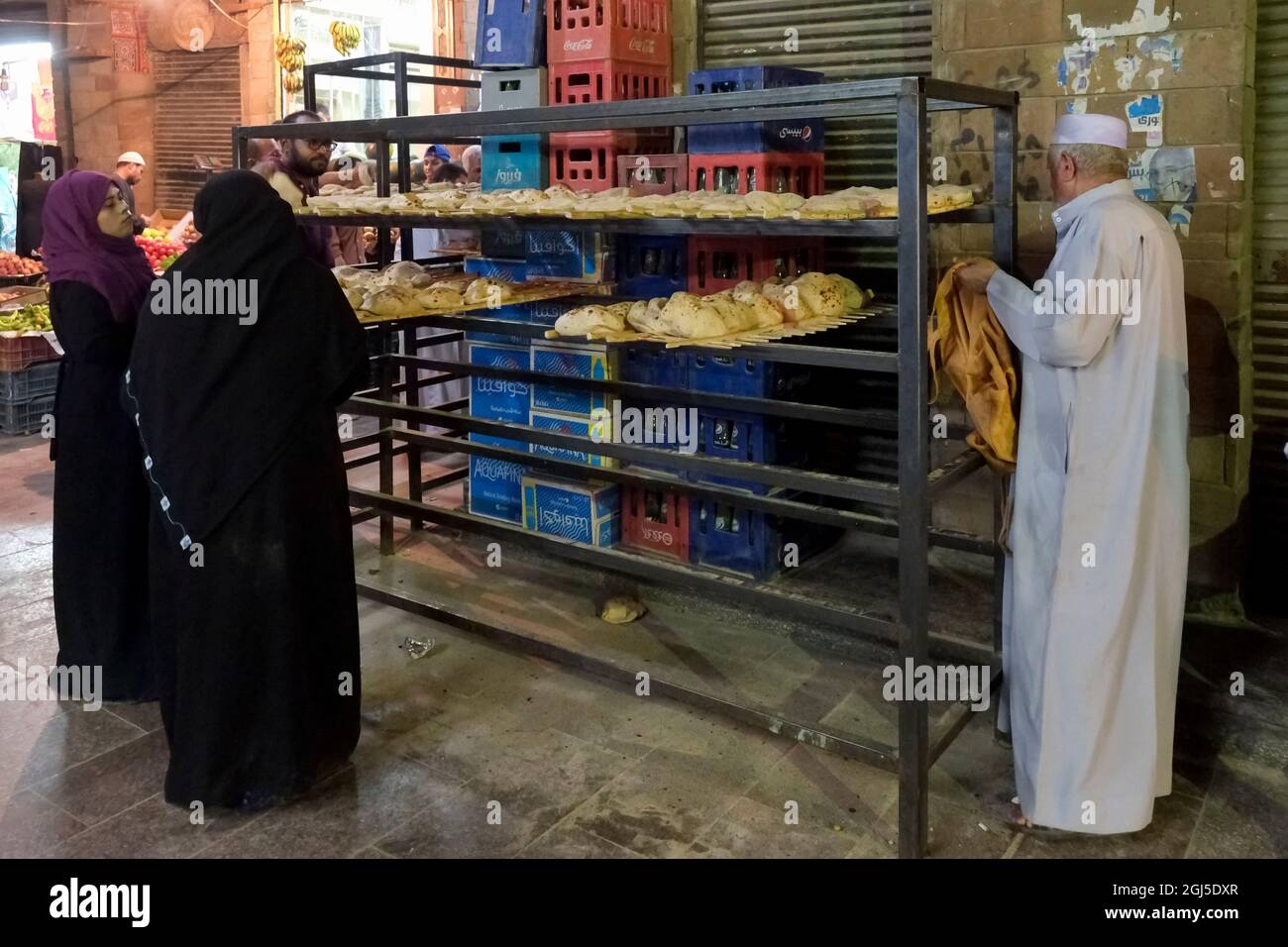 Spaziergang durch den Souk in der Nacht. Assuan, Ägypten. Stockfoto