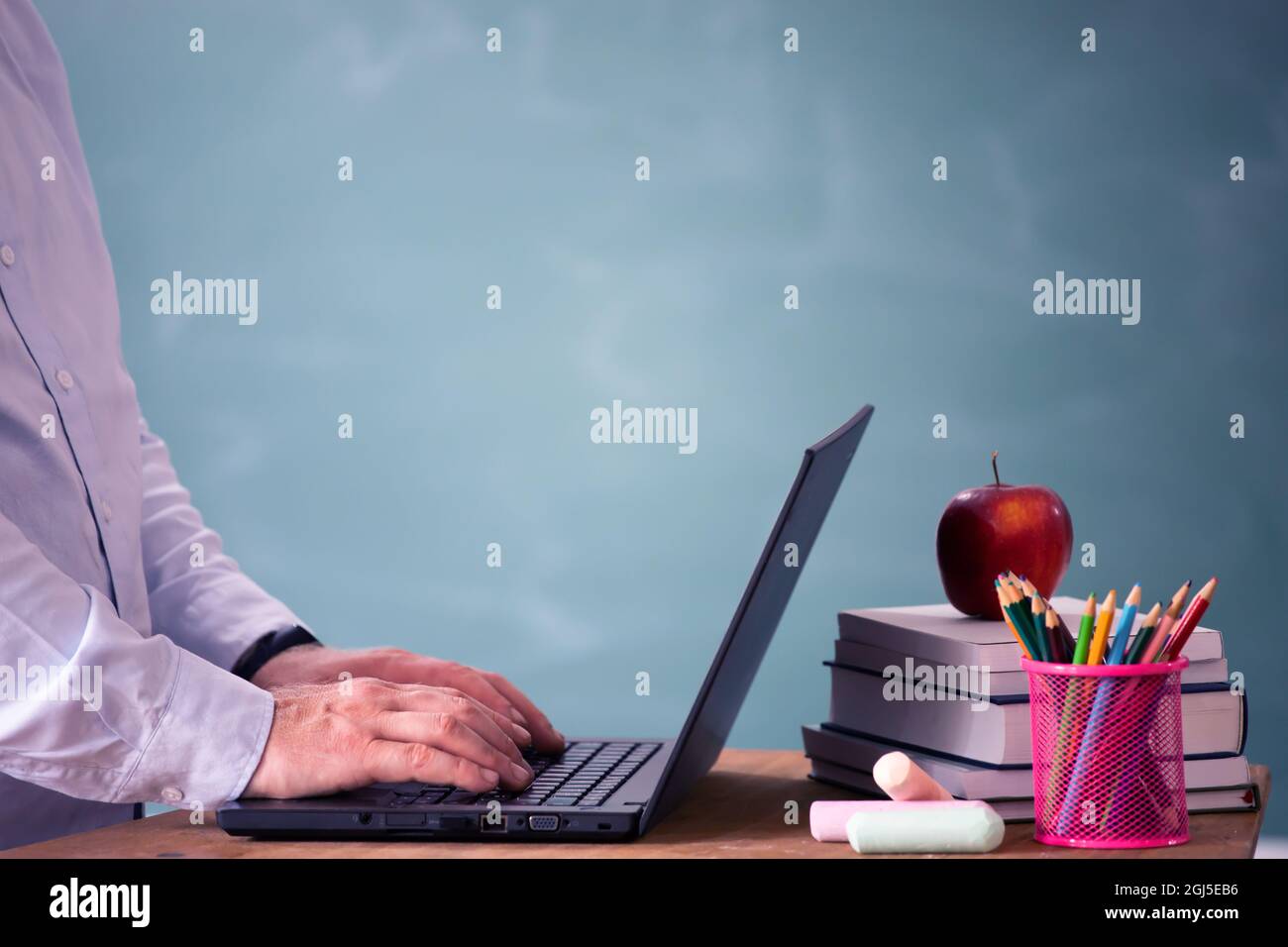 Back to School Konzept. Schule Mathematik Lehrer geben virtuellen Unterricht Remote-Klasse Online-Unterricht auf Laptop-Computer. Stockfoto