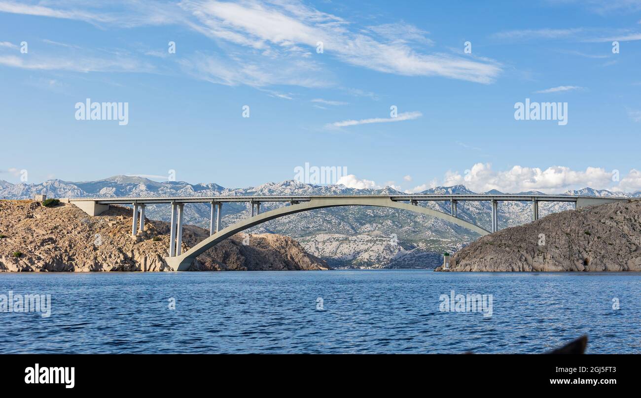 Atemberaubende Aussicht auf die Brücke von Krk in Kroatien Stockfoto